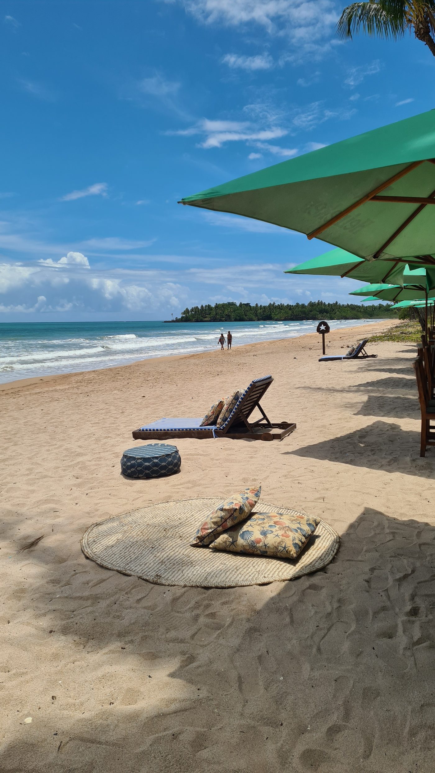 Praia de areia branca com coqueiros e mar turquesa