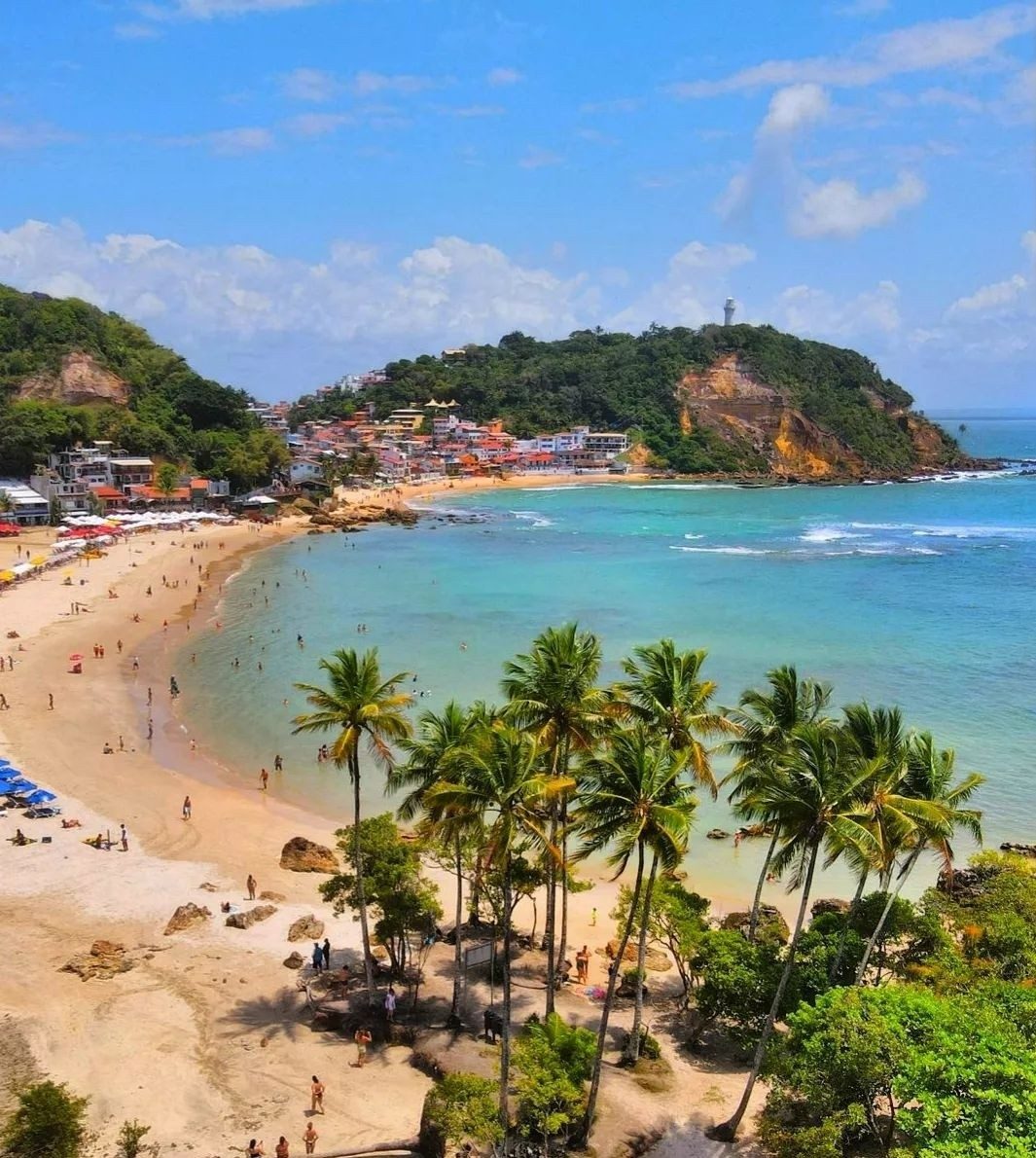 Vista aérea da Segunda Praia e do vilarejo de Morro de São Paulo